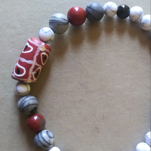 African Trade Bead and Howlite Bracelet - Picture 3 of 4